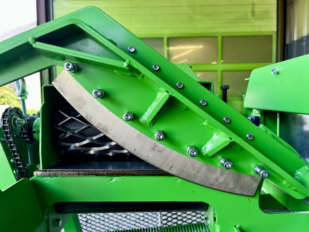 Cuchilla curva del triturador manual K-Tchak con sistema mecánico visible y materiales reforzados Cuchilla curva del triturador manual K-Tchak con sistema mecánico visible y materiales reforzados