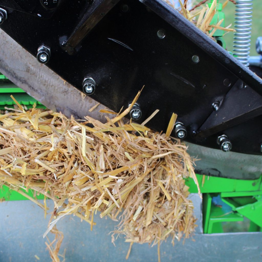Vista del triturador K-Tchak procesando tallos de bambú u otros residuos vegetales duros. Vista del triturador K-Tchak procesando tallos de bambú u otros residuos vegetales duros